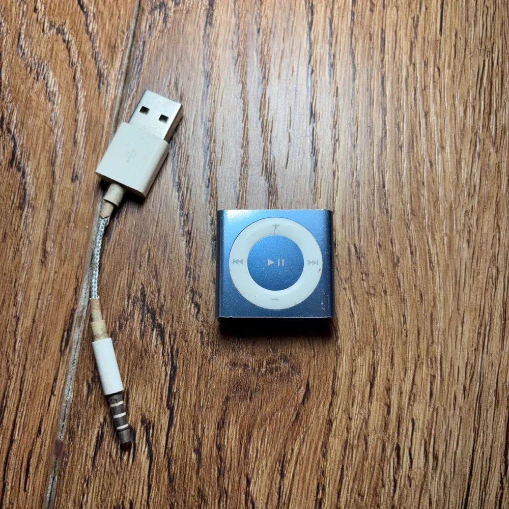 Apple iPod Shuffle 4th Generation Blue 2GB MP3 Player A1373